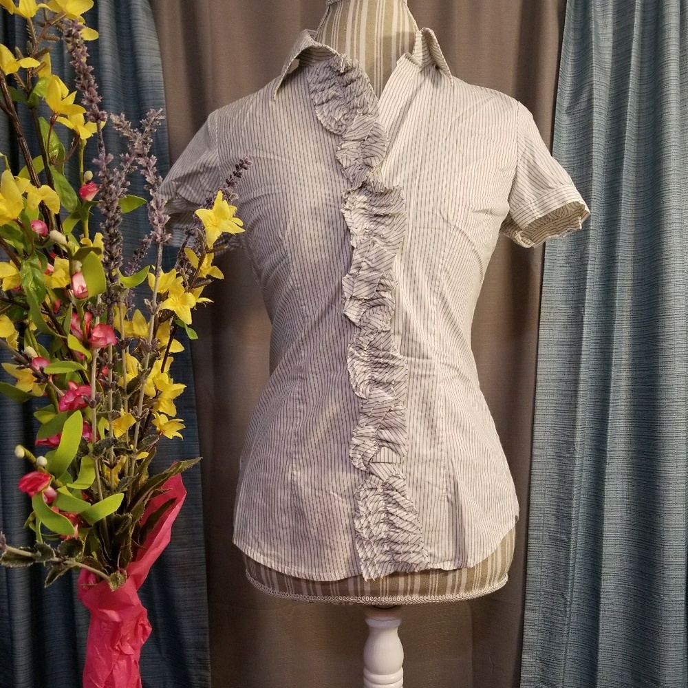 🌻🌺🌻NEW YORK & COMPANY RUFFLE BUTTON DOWN BLOUSE - Picture 1 of 5
